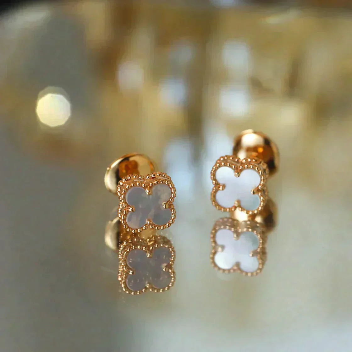 [Basjewels]CLOVER MINI 9.5MM WHITE MOP EARRINGS