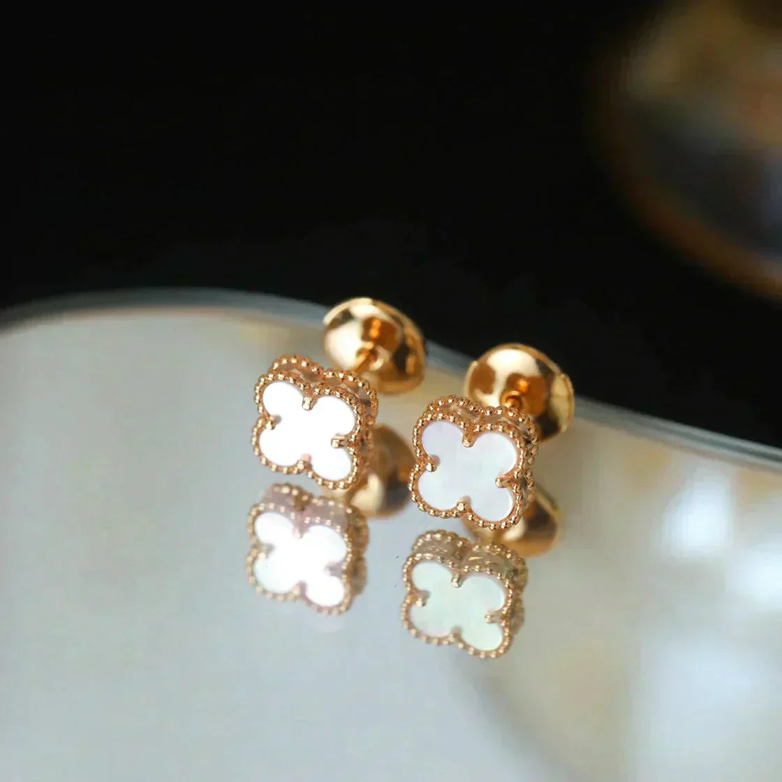 [Basjewels]CLOVER MINI 9.5MM WHITE MOP EARRINGS