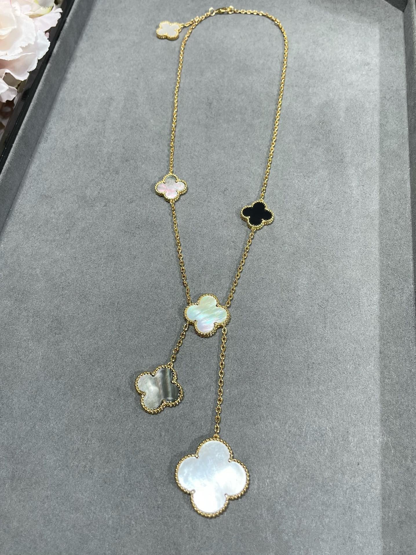 [Basjewels]CLOVER 6 MOTIF MOP ONYX GOLD NECKLACE