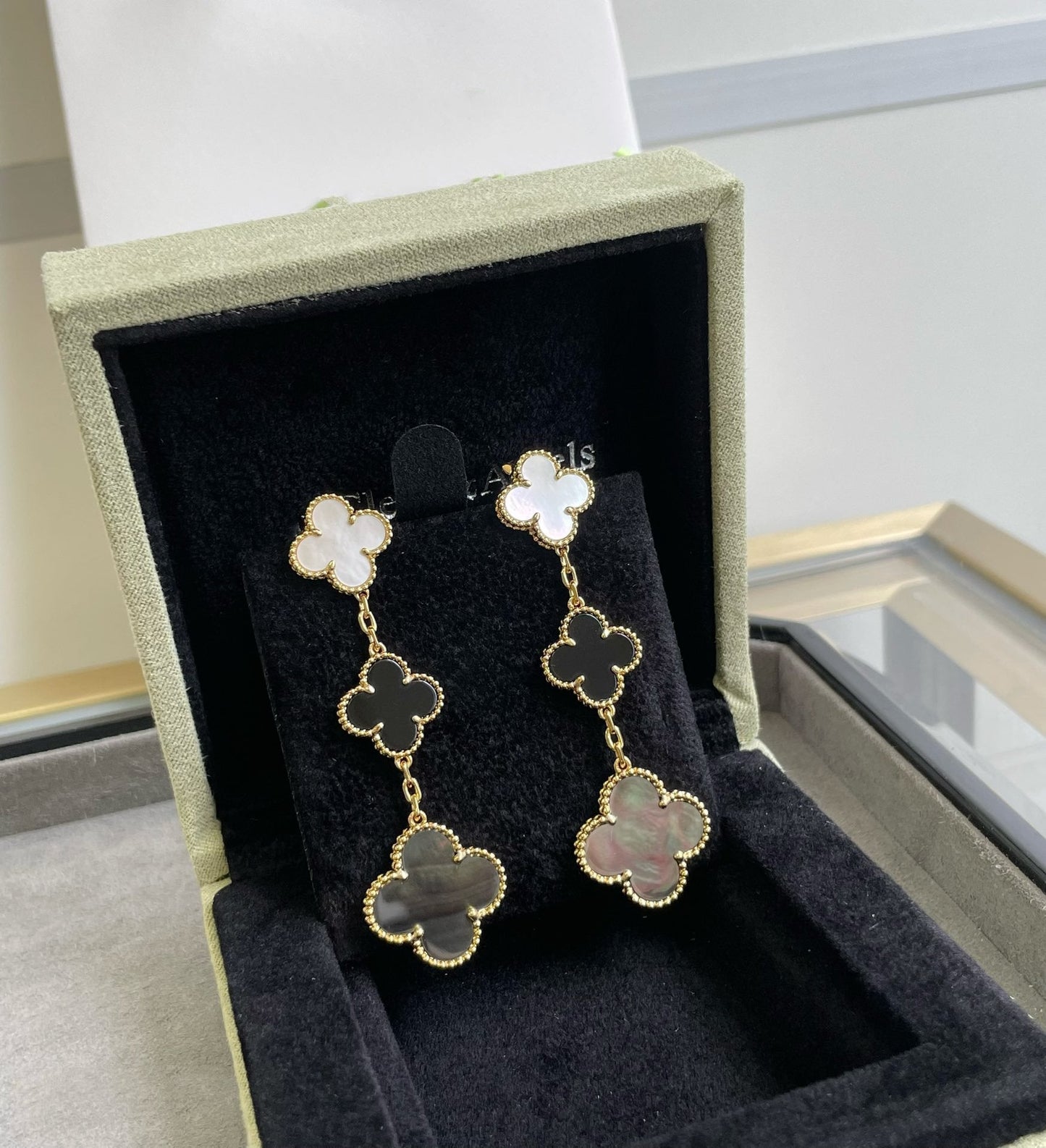 [Basjewels]CLOVER 3 MOTIF MOP ONYX DARK MOP PINK GOLD EARRINGS