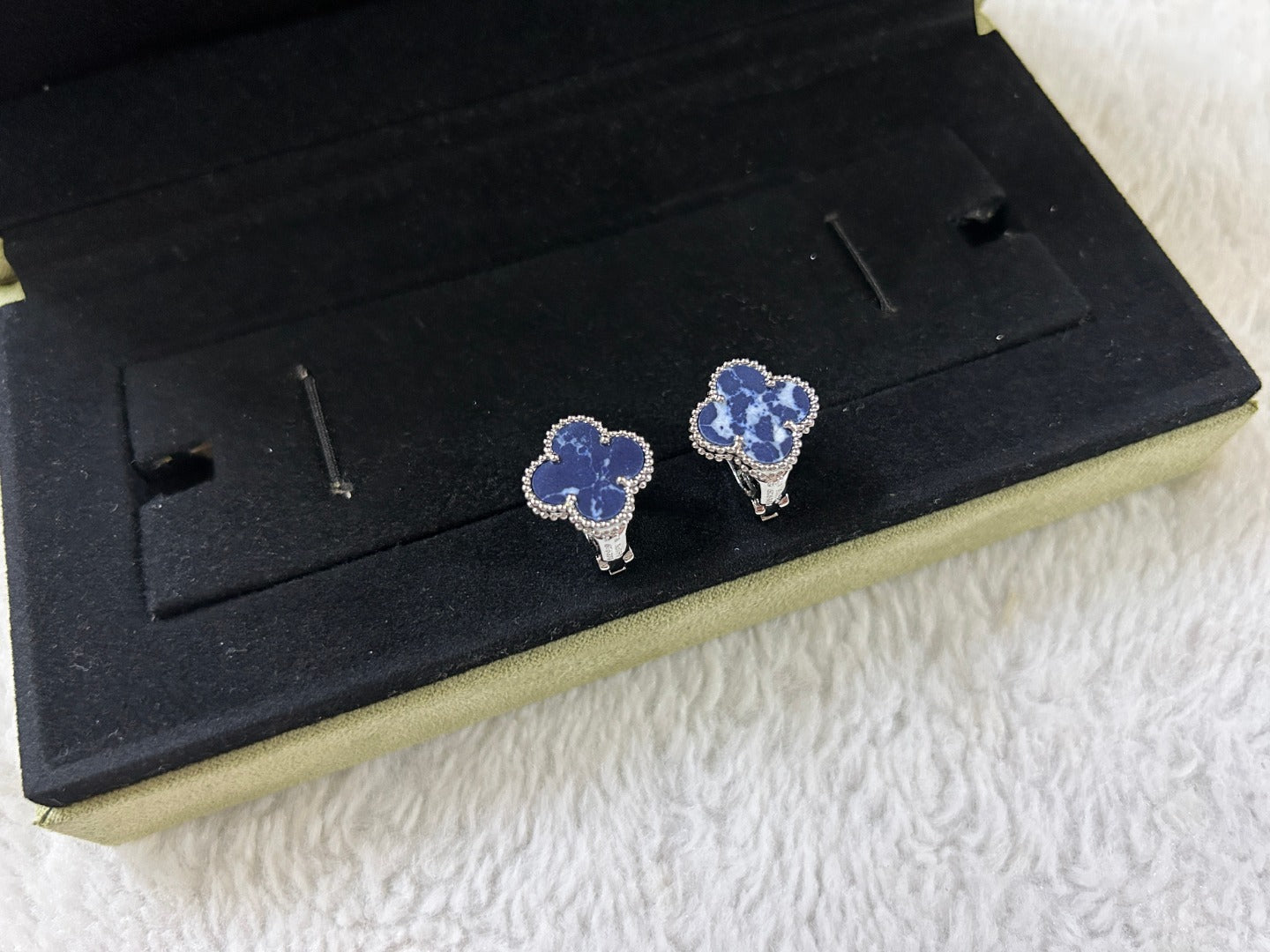 [Basjewels]CLOVER PIETERSITE MEDIUM STUD EARRINGS