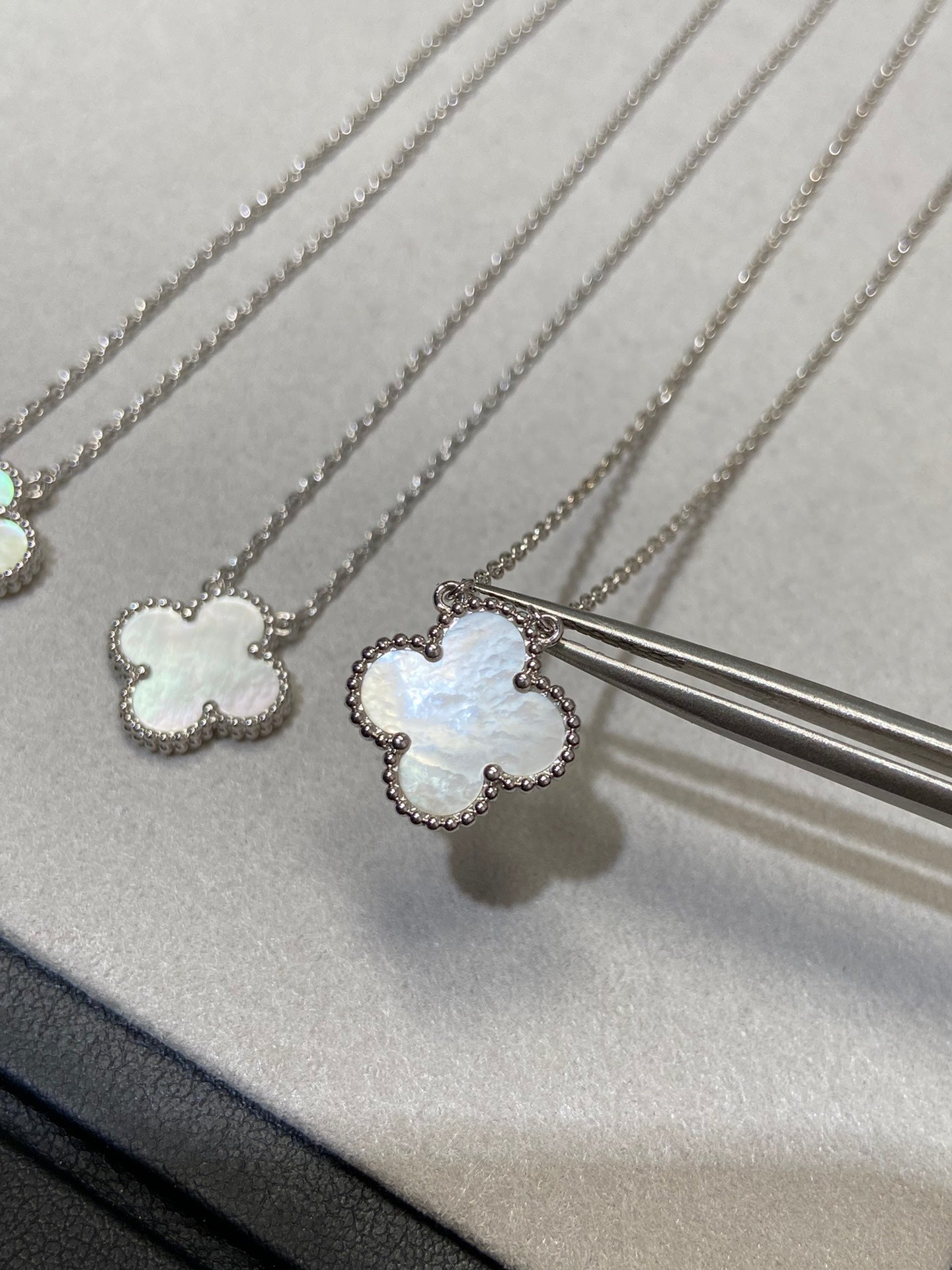 [Basjewels]CLOVER 15MM WHITE MOP NECKLACE