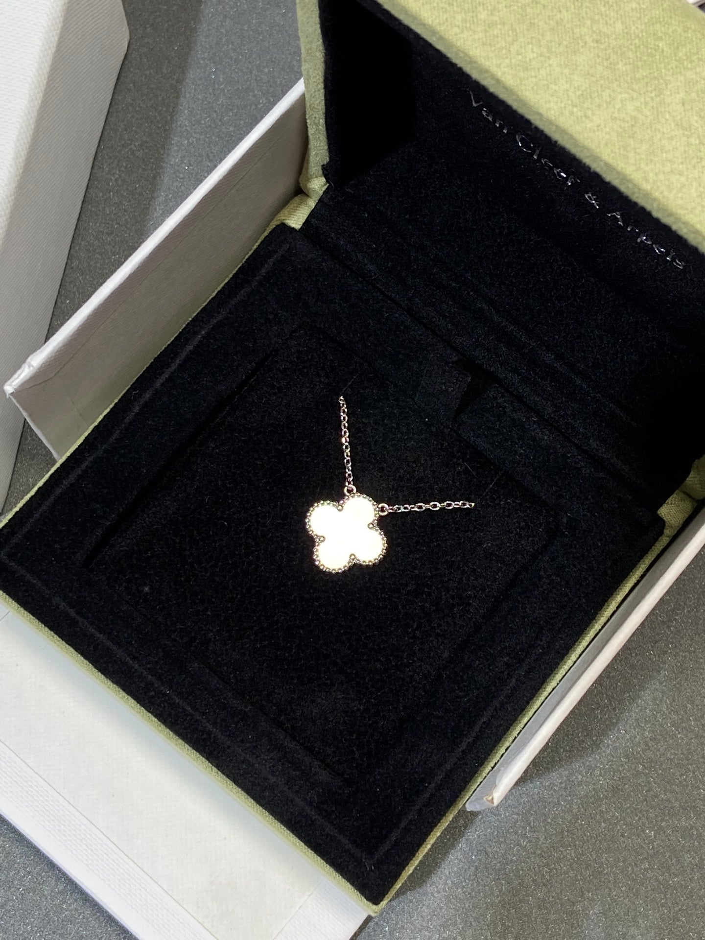 [Basjewels]CLOVER 15MM WHITE MOP NECKLACE