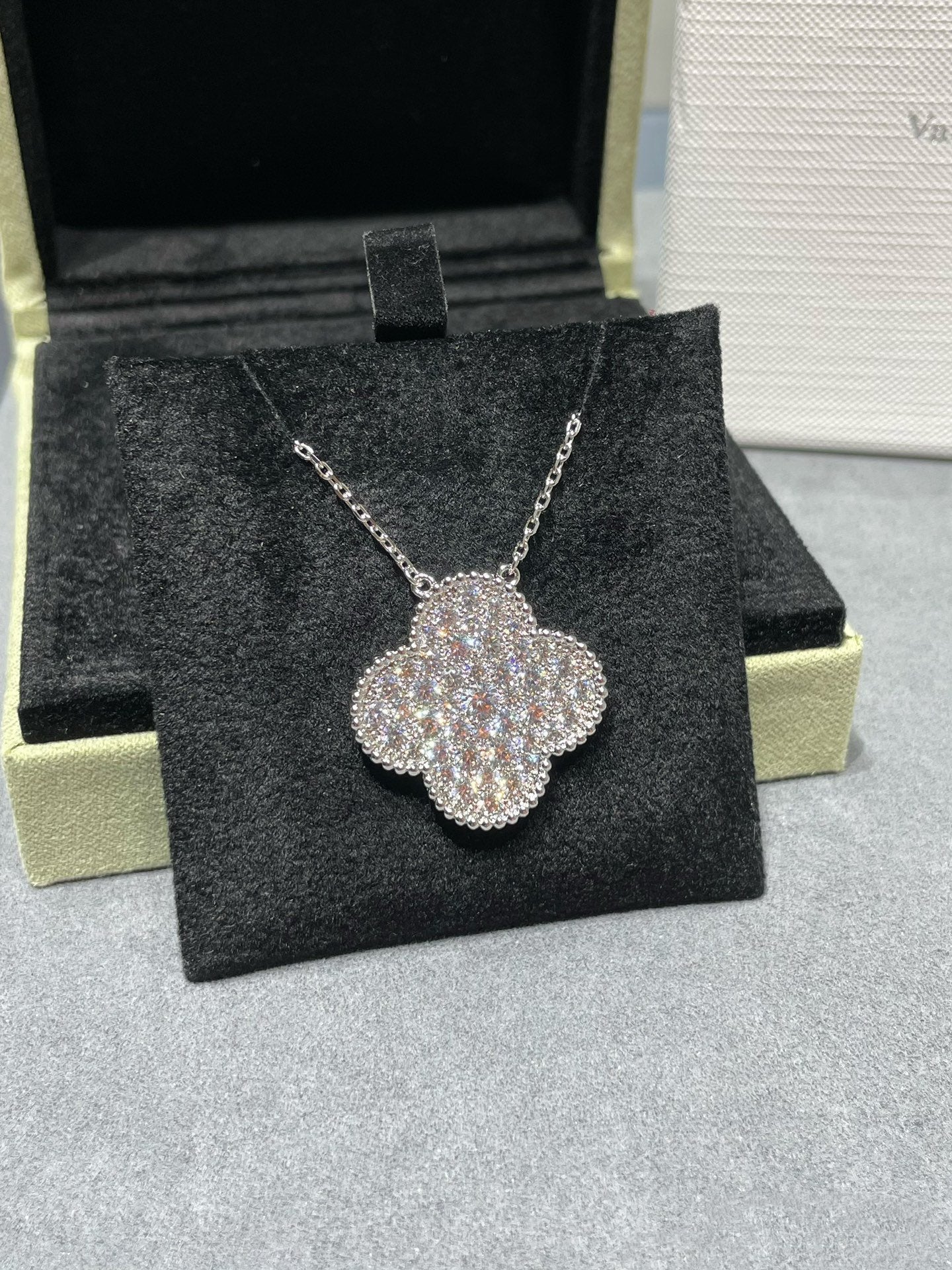 [Basjewels]CLOVER 25MM LARGE PENDANT DIAMOND PAVED SILVER NECKLACE