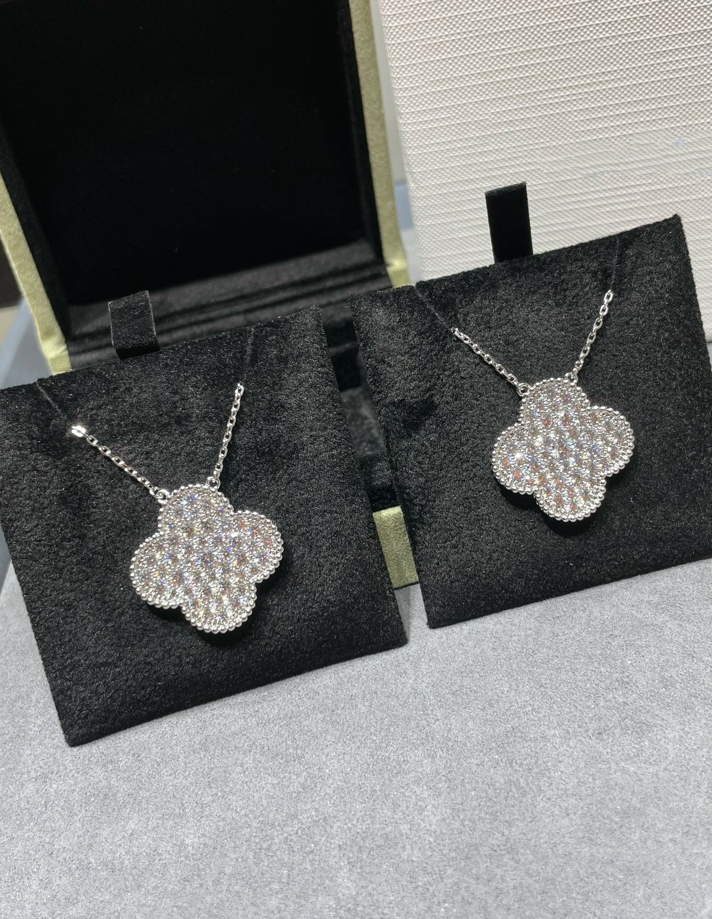 [Basjewels]CLOVER 25MM LARGE PENDANT DIAMOND PAVED SILVER NECKLACE