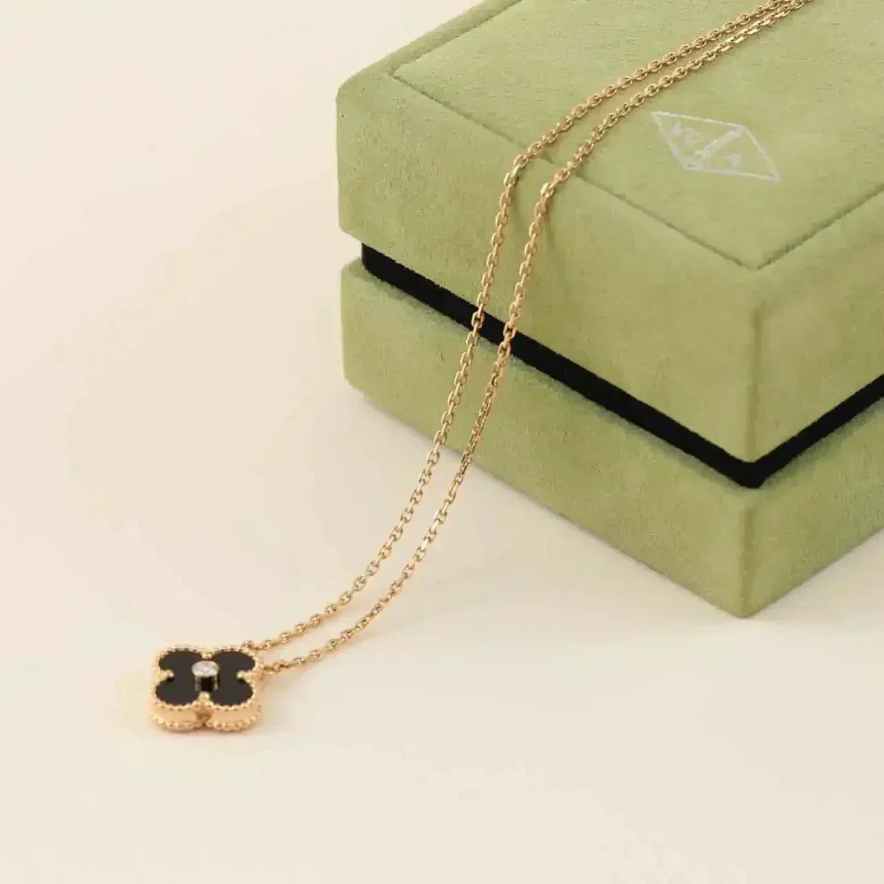 [Basjewels]CLOVER 15MM DIAMOND ONYX NECKLACE