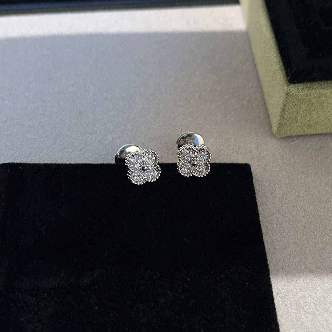 [Basjewels]CLOVER MINI DIAMOND STUD EARRINGS