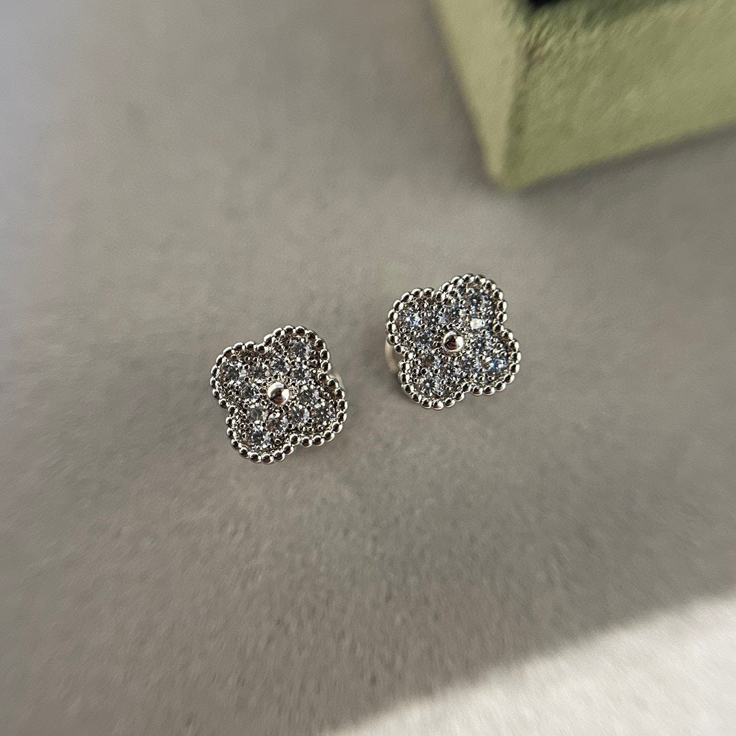 [Basjewels]CLOVER MINI DIAMOND STUD EARRINGS