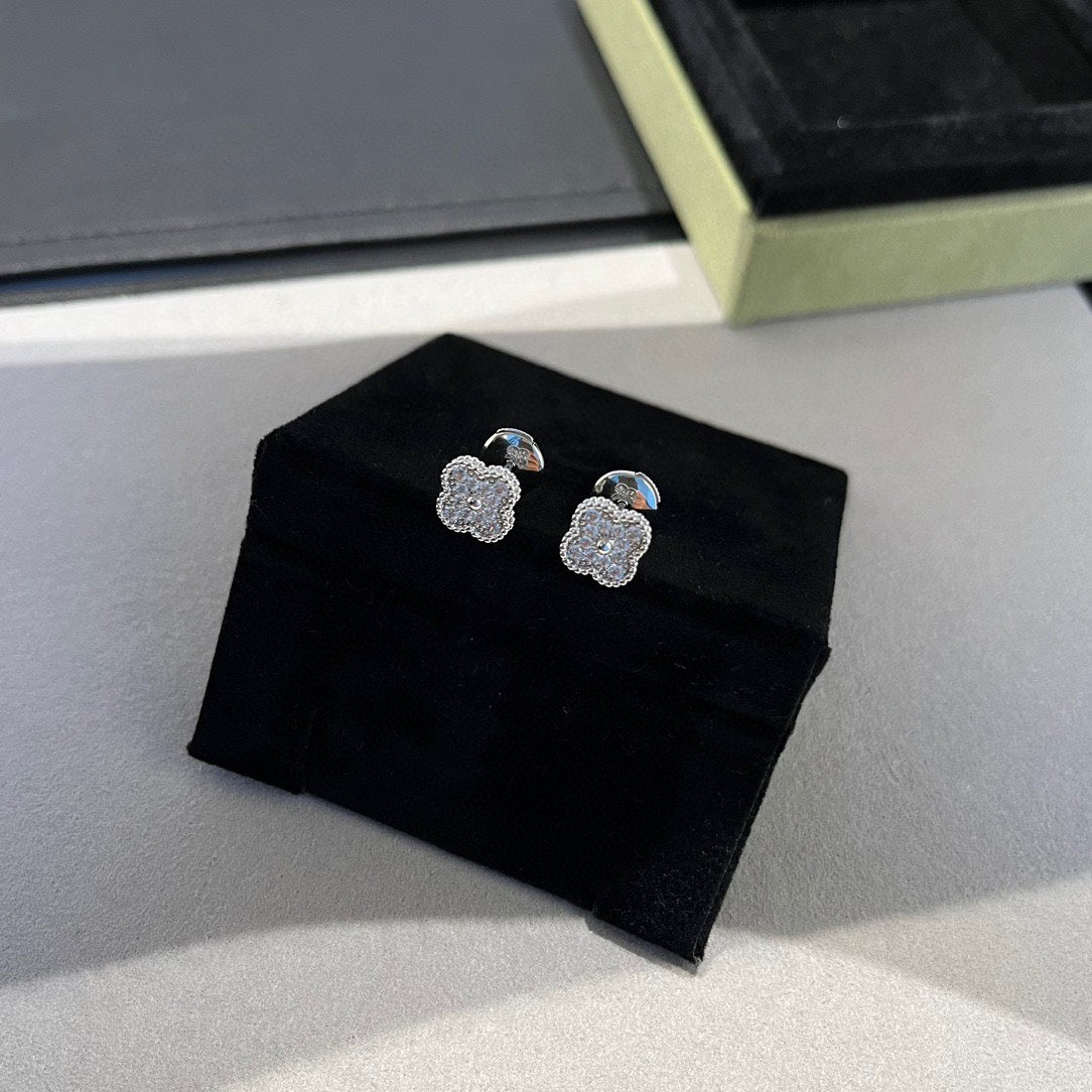 [Basjewels]CLOVER MINI DIAMOND STUD EARRINGS